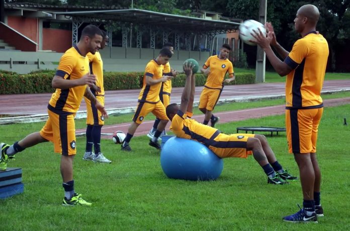 Jogadores remistas realizam atividade física