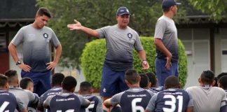 Ney da Matta orienta os jogadores antes de iniciar o treino