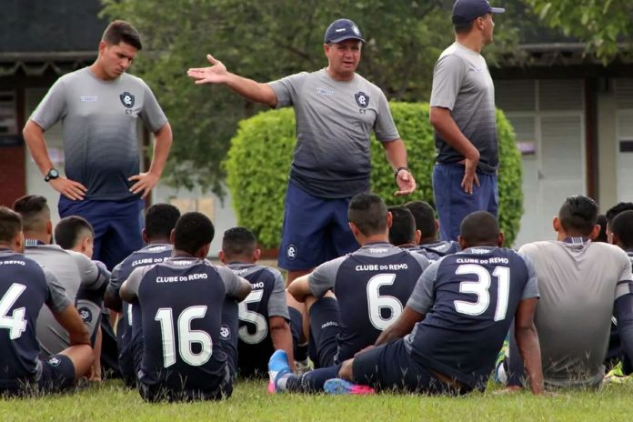 Ney da Matta orienta os jogadores antes de iniciar o treino