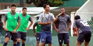 João Nasser Neto (Netão) orienta os jogadores antes de iniciar o treino