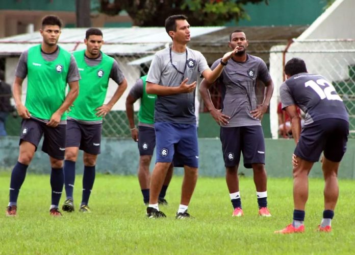 João Nasser Neto (Netão) orienta os jogadores antes de iniciar o treino