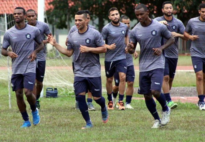 Jogadores remistas realizam atividade física