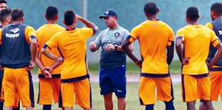 Ney da Matta orienta os jogadores antes de iniciar o treino