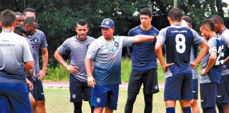 Ney da Matta orienta os jogadores antes de iniciar o treino