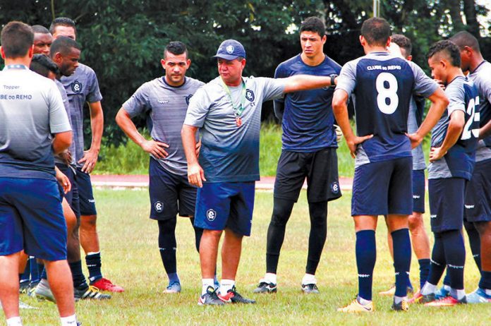 Ney da Matta orienta os jogadores antes de iniciar o treino