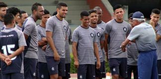 Givanildo Oliveira orienta os jogadores antes de iniciar o treino