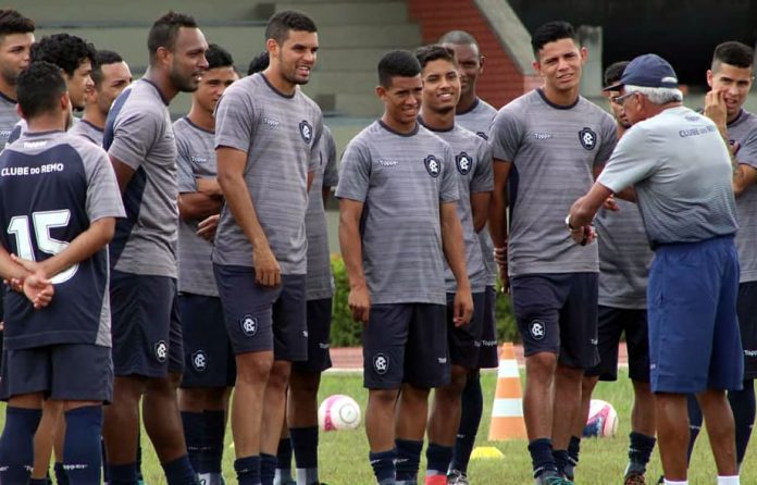 Givanildo Oliveira orienta os jogadores antes de iniciar o treino