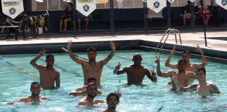 Jogadores fazem exercícios físicos na piscina da sede social remista