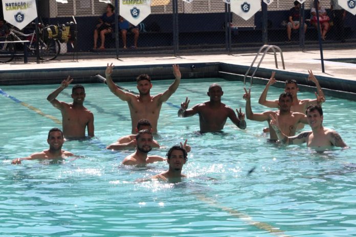 Jogadores fazem exercícios físicos na piscina da sede social remista