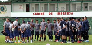 Givanildo Oliveira orienta os jogadores antes de iniciar o treino