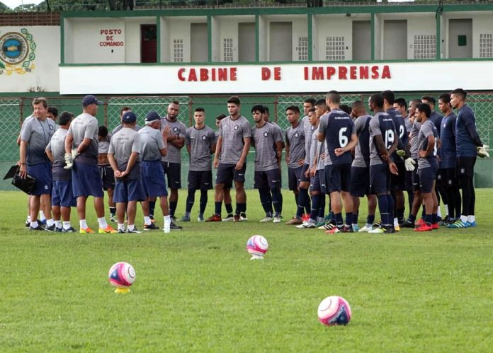 Givanildo Oliveira orienta os jogadores antes de iniciar o treino