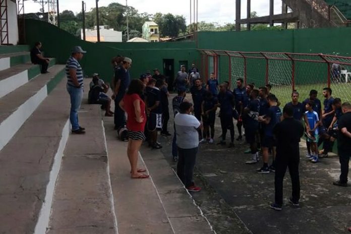 Protesto no estádio do Souza