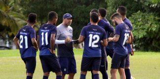 Artur Oliveira orienta os jogadores antes de iniciar o treino