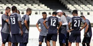 Artur Oliveira orienta os jogadores antes de iniciar o treino