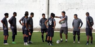 João Nasser Neto (Netão) orienta os jogadores antes de iniciar o treino