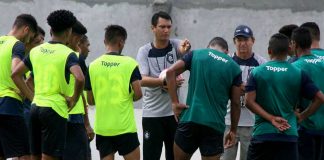 João Nasser Neto (Netão) orienta os jogadores antes de iniciar o treino