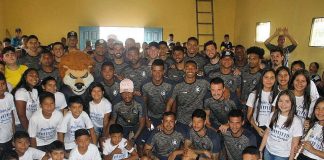 Elenco azulino visita projeto social em Barcarena