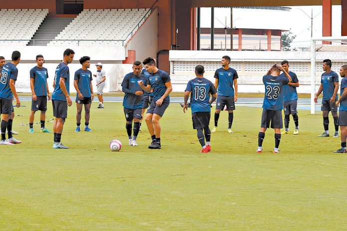 Jogadores remistas realizam atividade física