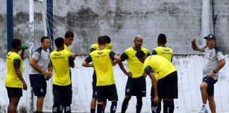 Márcio Fernandes orienta os jogadores antes de iniciar o treino