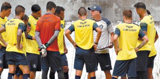 Márcio Fernandes orienta os jogadores antes de iniciar o treino