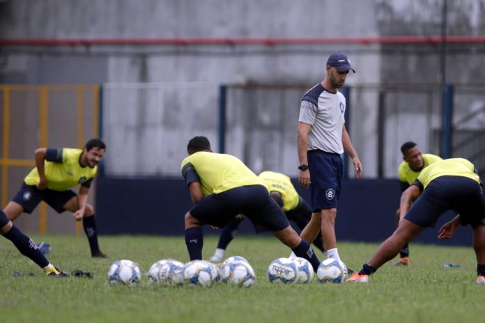 Jogadores remistas realizam atividade física