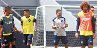 Eudes Pedro orienta os jogadores antes de iniciar o treino