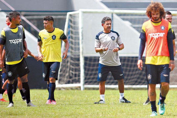 Eudes Pedro orienta os jogadores antes de iniciar o treino