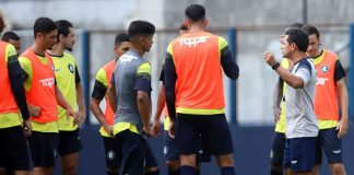 Eudes Pedro orienta os jogadores antes de iniciar o treino