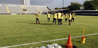 Jogadores remistas realizam atividade física