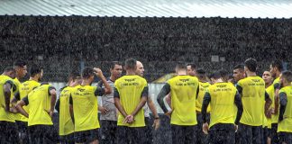 Rafael Jaques orienta os jogadores antes de iniciar o treino