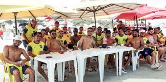 Jogadores aproveitam a folga na praia do Atalaia, em Salinópolis