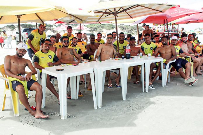 Jogadores aproveitam a folga na praia do Atalaia, em Salinópolis