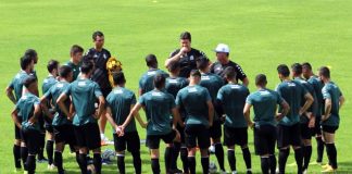 Mazola Júnior orienta os jogadores antes de iniciar o treino