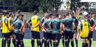 Mazola Júnior orienta os jogadores antes de iniciar o treino