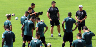 Mazola Júnior orienta os jogadores antes de iniciar o treino