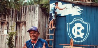 Seu Oswaldo teve a fachada da casa revitalizada com o escudo do Remo