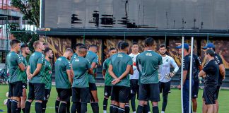 Mazola Júnior orienta os jogadores antes de iniciar o treino