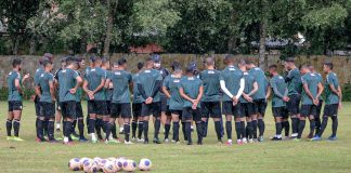 Mazola Júnior orienta os jogadores antes de iniciar o treino