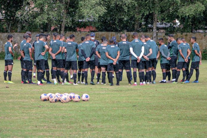 Mazola Júnior orienta os jogadores antes de iniciar o treino