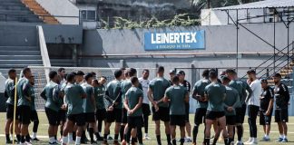 Paulo Bonamigo orienta os jogadores antes de iniciar o treino