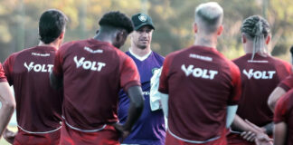 Felipe Conceição orienta os jogadores antes de iniciar o treino