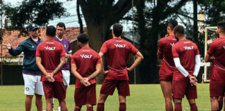 Felipe Conceição orienta os jogadores antes de iniciar o treino