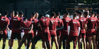 Eduardo Baptista orienta os jogadores antes de iniciar o treino