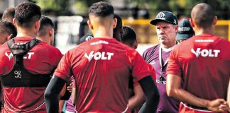 Paulo Bonamigo orienta os jogadores antes de iniciar o treino