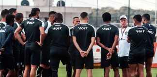 Paulo Bonamigo orienta os jogadores antes de iniciar o treino