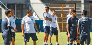 Gerson Gusmão orienta os jogadores antes de iniciar o treino