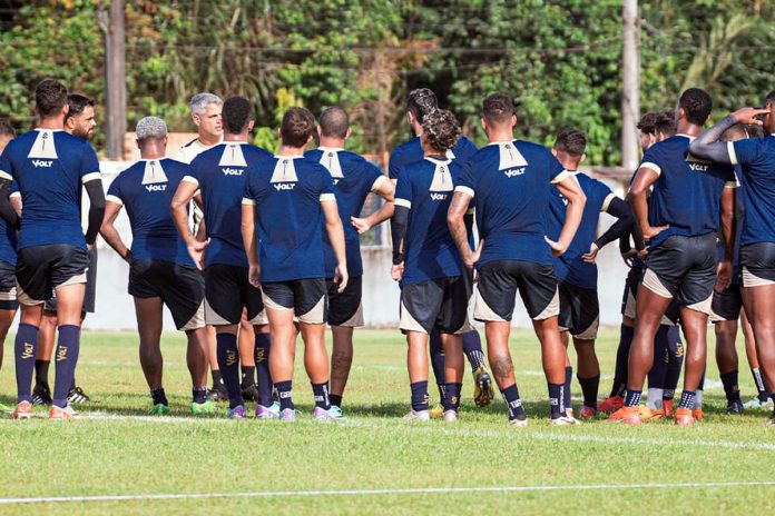 Rodrigo Santana orienta os jogadores antes de iniciar o treino – Foto: Samara Miranda (Clube do Remo)