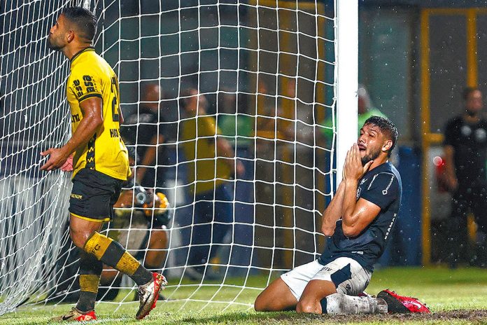 Remo 0×1 São Bernardo-SP (Paulinho Curuá) – Foto: Thiago Gomes (O Liberal)