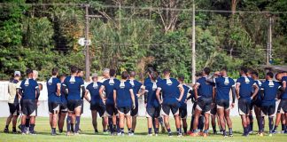 Rodrigo Santana orienta os jogadores antes de iniciar o treino – Foto: Samara Miranda (Clube do Remo)