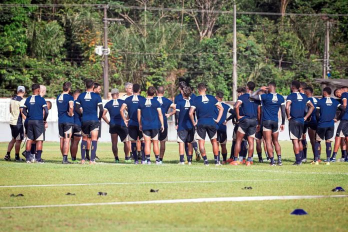 Rodrigo Santana orienta os jogadores antes de iniciar o treino – Foto: Samara Miranda (Clube do Remo)